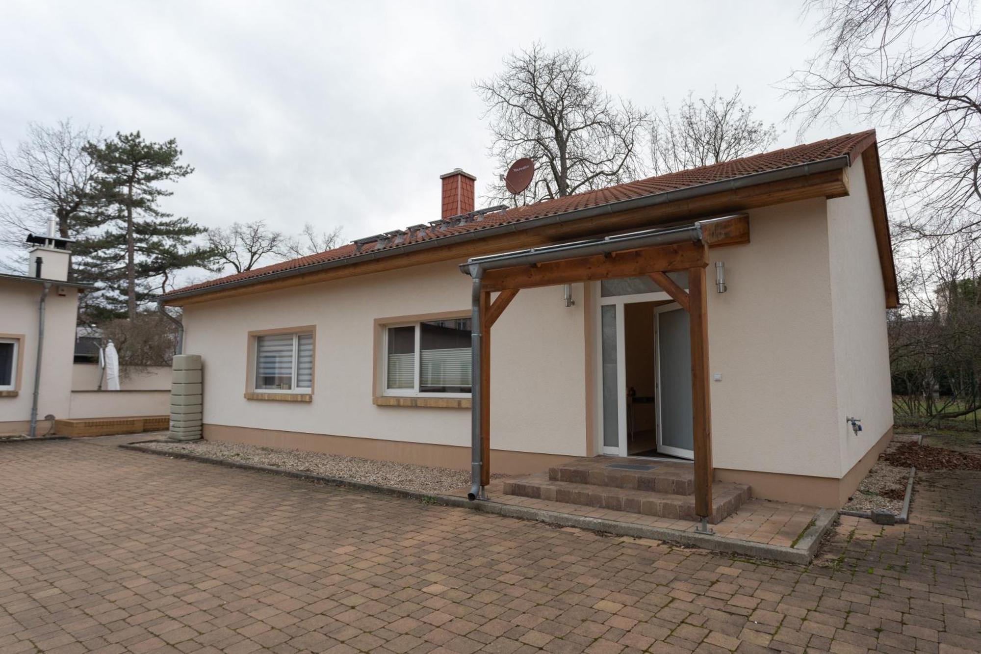 Stadthaus Mit 2 Schlafzimmern & Wohnzimmer Mit Kamin - Kostenloser Privat-Parkplatz Auf Dem Grundstueck Leipzig Exterior foto